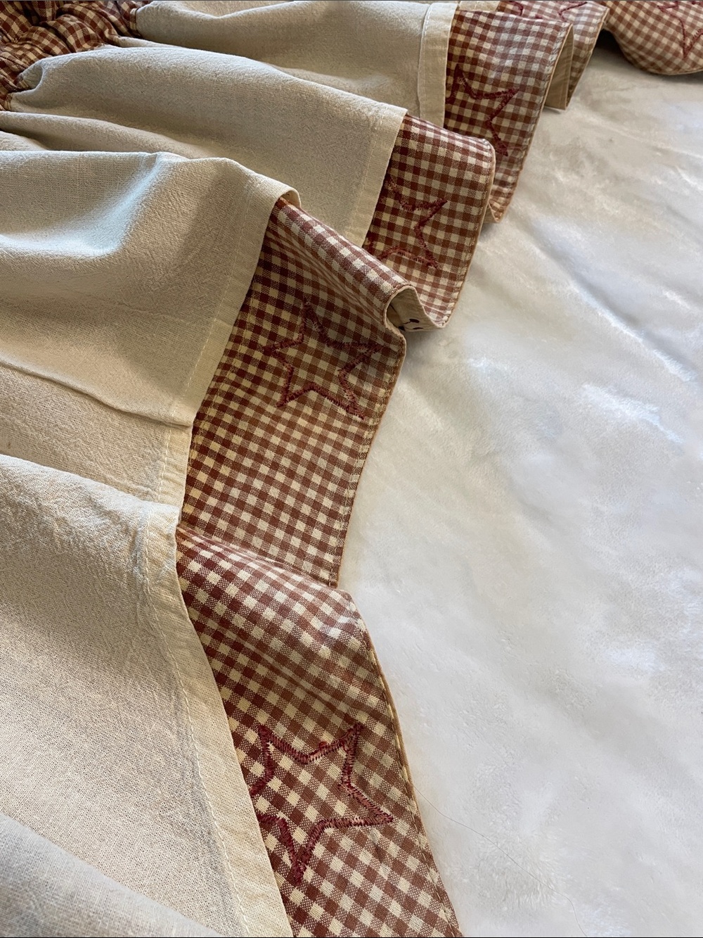The Country House Collection Stars and Berries Country Swag - Picture 6 of 15